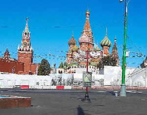 Nicht nur die Monumentalarchitektur in Wladiwostok (oben) und der Kreml in Moskau waren für Hans Niethammer beeindruckende Bauwerke. Fotos: Niethammer Foto: Schwarzwälder-Bote