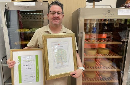 Torsten Broß zeigt stolz seinen Qualitäts- und Publikumspreis vom Verband für Handwerkliche Milchverarbeitung. Foto: Kinderknecht