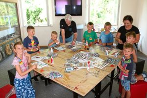 Sieben Jungen und ein Mädchen stellten unter Anleitung am Basteltisch im Museum im Schwedenbau bunte Mosaikbilder her. Fotos: Fahrland Foto: Schwarzwälder Bote