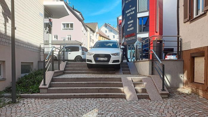Verkehr in Schramberg: Kurioser Unfall  – erneut wird die Steige-Treppe zur Fahrbahn