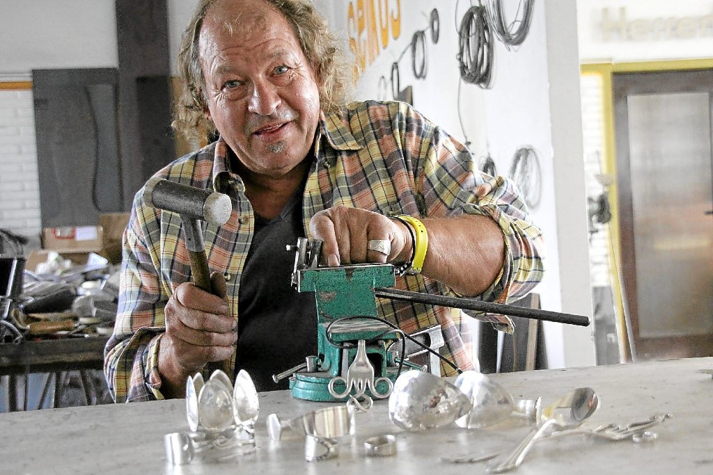 Hermann Eckerlin lebt in Villingen und arbeitet in Schwenningen. In seiner Werkstatt in der Lupfenstraße macht der Schlossermeister aus Silberbesteck Schmuck.   Foto: Heinig Foto: Schwarzwälder-Bote