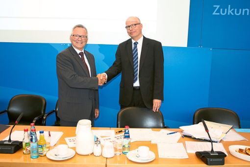 Jürgen Guse (links) gratuliert Marcel Herzberg zur Wiederwahl. Foto: Schück Foto: Schwarzwälder Bote