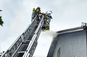 Unter anderem über die Drehleiter wird das Feuer im Dachstuhl bekämpft. Foto: Günther