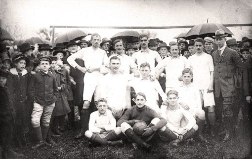 An die alten Zeiten, hier ein Bild aus dem Gründungsjahr 1920, wollen die Funktionäre des Sportvereins Rosenfeld erinnern und planen ein Jubiläumsprogramm für Juli.Foto: Verein Foto: Schwarzwälder Bote