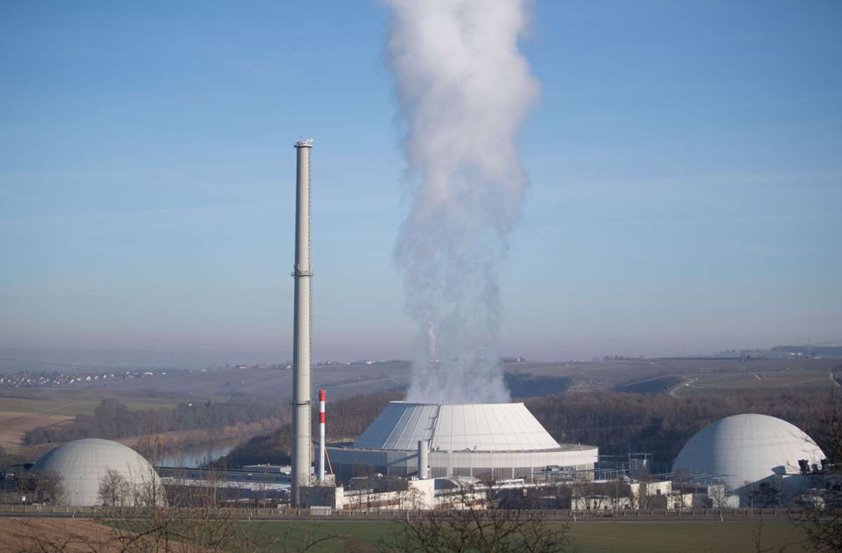 Dampf kommt aus dem Kühlturm (Mitte) von Block 2 des Kernkraftwerks Neckarwestheim, daneben sind Block 1 (links) und Block 2 (rechts) zu sehen. Foto: dp/Marijan Murat