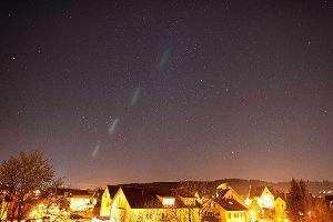 Gut zu erkennen sind die Treibstoffrückstände der europäischen Rakete am Nachthimmel. Foto: Credner Foto: Schwarzwälder-Bote