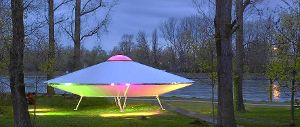 Zur Landesgartenschau erstrahlte das UFO als Pavillon der Landesforstverwaltung bei Dunkelheit in verschiedenen Farben. Nach dem grenzüberschreitenden Fest wurde es Ausstellungs- und Unterrichtsraum für den Bereich Umwelt der Stadtverwaltung. Foto: Stadt Kehl