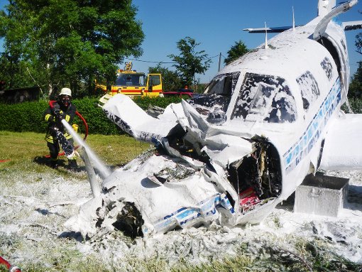 Stark beschädigt bleibt die einmotorige Maschine auf einem Schrebergarten bei Augsburg liegen.  Foto: Feuerwehr Augsburg