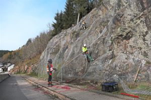 Felssicherungsarbeiten sind derzeit am Ortseingang von Hammereisenbach im Gange.   Foto: Ketterer Foto: Schwarzwälder Bote