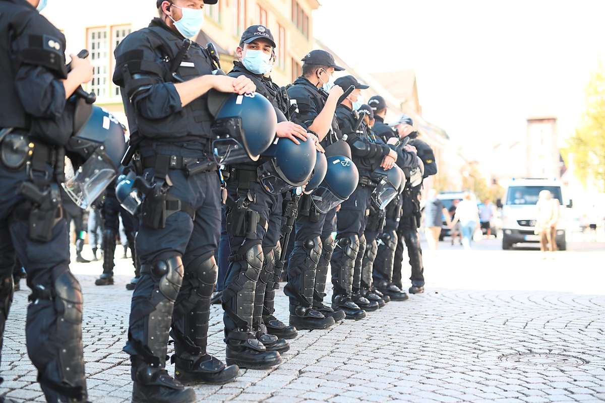 Mit einer Polizeikette wird am Latschraiplatz verhindert, dass verschiedene Gruppen aufeinandertreffen.