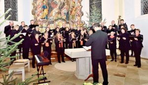 Der Chor inTakt aus Mühringen unter Leitung von Peter Straub begrüßte  in der Wallfahrtskirche Heiligenbronn. Foto: Morlok Foto: Schwarzwälder Bote