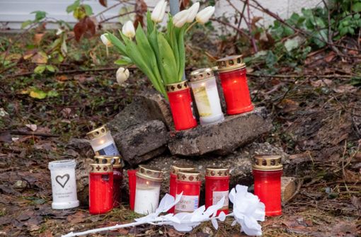 Am fünften Prozesstag ging es erneut um die getötete Frau. Am Fundort ihrer Leiche waren im Vorjahr Kerzen aufgestellt. Foto: Nölke