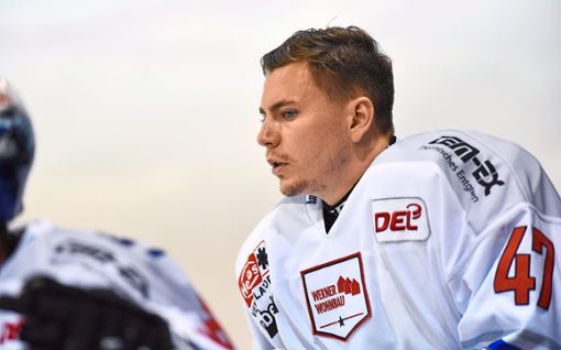 Der neue Schwenninger Torhüter Ilya Sharipov  übernimmt. Ausgerechnet gegen das Top-Team aus München feiert der 22-Jährige sein DEL-Debüt.  Foto: Sigwart