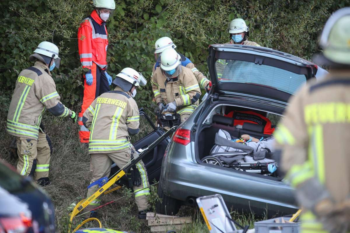 Die Feuerwehr Villingen sorgte für die schonende Rettung der schwerverletzten Fahrerin.