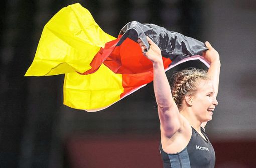 Nach ihrem Olympiasieg in Tokio jubelt Aline Rotter-Focken mit der deutschen Fahne. Foto: Jan Woitas