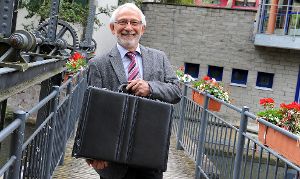 Empfingens Bürgermeister Albert Schindler packt seine Koffer. Zum 1. Januar macht er in seinem Büro Platz für Nachfolger Ferdinand Truffner.  Foto: Hopp Foto: Schwarzwälder-Bote