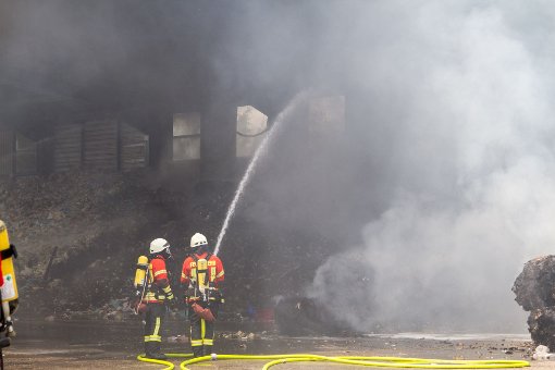 In einem Recyclingunternehmen in Grosselfingen (Zollernalbkreis) hat es am Sonntag gebrannt. 150 Feuerwehrmänner waren im Einsatz. Zum Artikel Foto: www.7aktuell.de/Timo Sturhmann