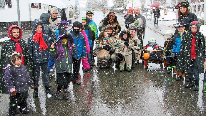 Kinderumzug in Lackendorf bei heftigem Schneetreiben