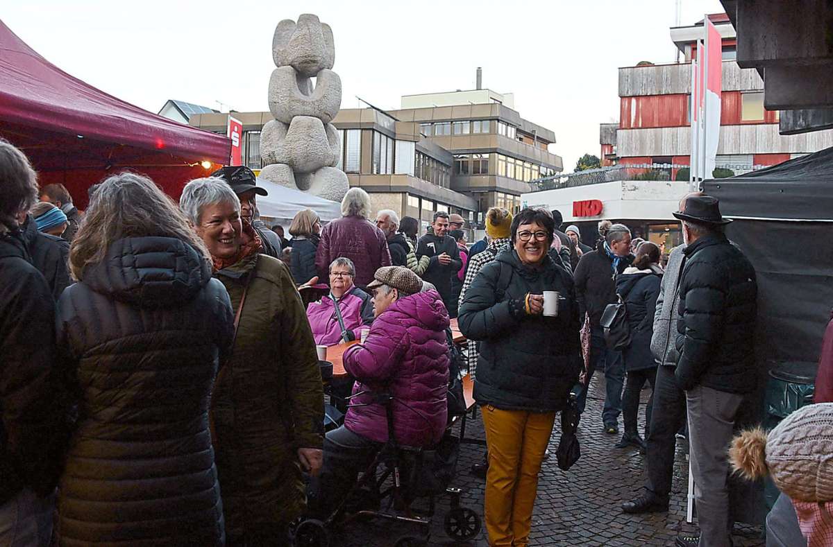Dicht gedrängt stehen Einwohner vorm Rathaus, um sich angeregt miteinander zu unterhalten. Foto: Hübner