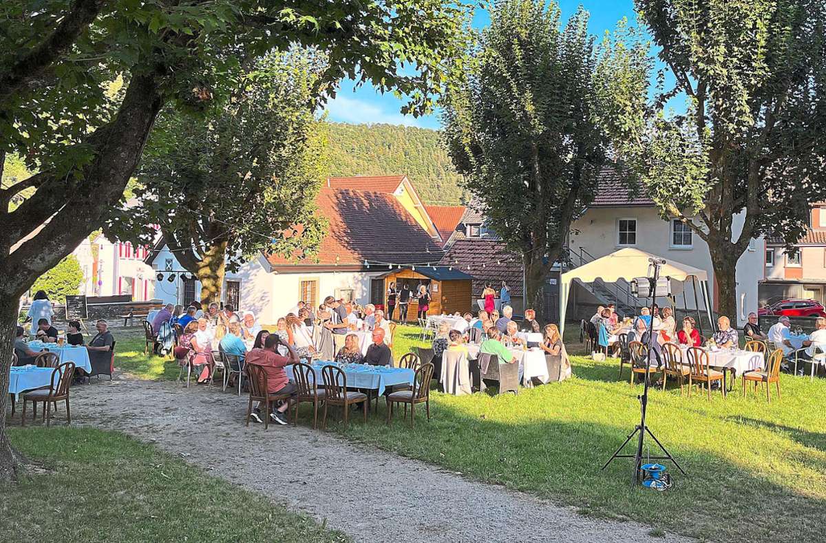 Erwartungsvolle Besucher beim Open-Air-Krimi-Diner Foto: Morlok