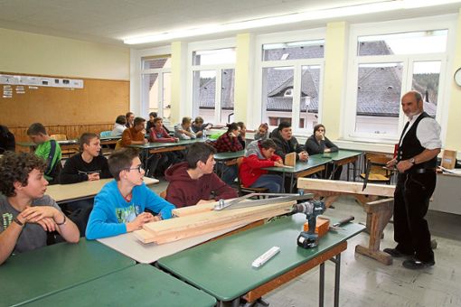 Bei Gerhard Heinzmann, der den Beruf des Zimmermanns vorstellt, können sich die Schüler praktisch betätigen. Foto: Schwarzwälder Bote