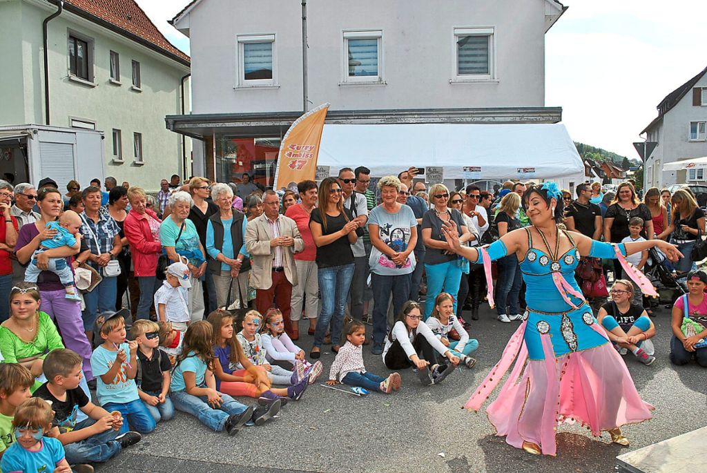 Stets eine Bereicherung des Straßenfests ist Nina Huppenbauer mit ihren Tanzgruppen. Archiv-Fotos: Baltzer
