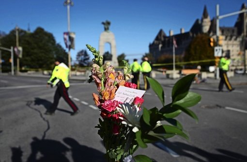 Ottawa trauert um den toten Soldaten - und versucht den Schützen zu charakterisieren. Foto: EPA