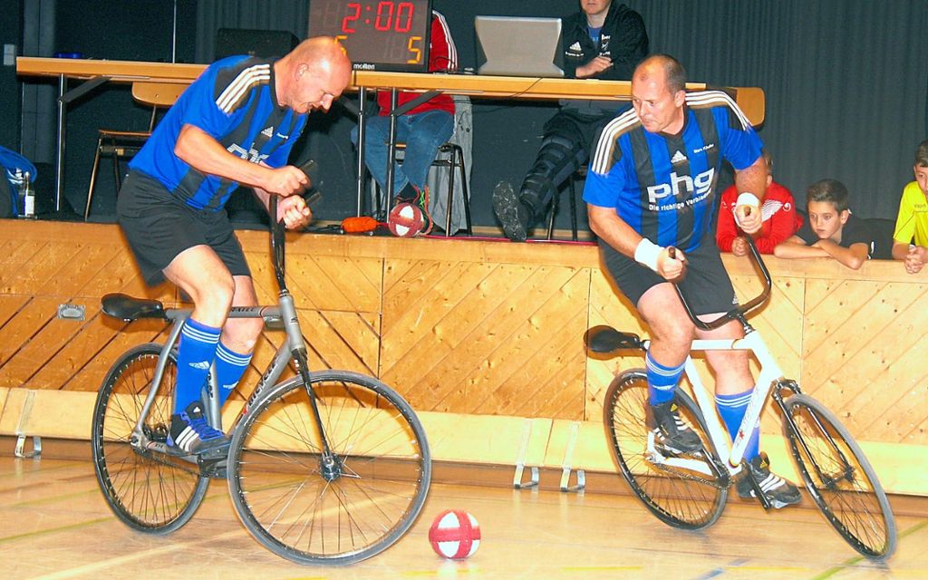 Marc Käufer (links) und Thomas Keller vom Oberligist SV Lauffen I hatten sich in eigener Halle mehr erhofft. Foto: Fussnegger