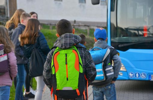 Die Elterninitiative 307 setzt sich dafür ein, dass ihre Schüler mit dem Bus das Ziel sicher erreichen. Derzeit gibt es massive Kritik am zuständigen Bus-Unternehmen. Foto: ©Hermann AdobeStock_261276440