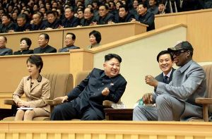 Dennis Rodman (rechts) mit seinem Freund, dem nordkoreanischen Diktator Kim Jong Un (zweiter von links). Foto: YONHAP/KCNA/dpa