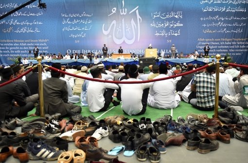 Hadhrat Mirza Masroor Ahmad (Mitte) ist das Oberhaupt der weltweiten Muslimvereinigung Ahmadiyya. Foto: dpa