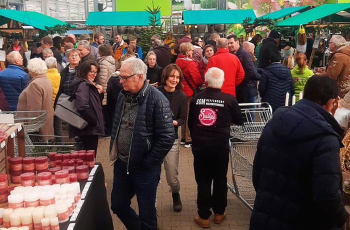 In Dunningen: Weihnachtsmarkt der Gärtnerei Längle zieht Besucher an