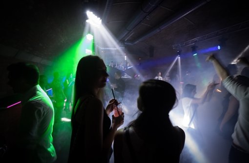 Wer soll in den Clubs feiern dürfen? Darüber gibt es eine hitzige Debatte. Foto: Lichtgut/Achim Zweygarth