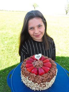 Amelie Walz hat vom Osterhasen ihr erstes Backbuch geschenkt bekommen. Seither backt sie jeden Tag einen Kuchen oder eine Torte. Foto: Sannert