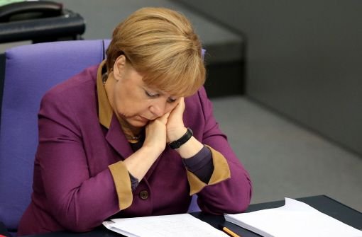 Gähnen ist ansteckend: Ob in der Bahn, im Büro oder im Bundestag - überall gähnen und dösen unsere Mitmenschen, hier beispielsweise Angela Merkel. Klicken Sie sich durch unsere Bildergalerie: Foto: dpa