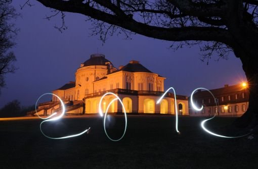 Den Jahreswechsel läuten vielen Menschen nicht nur optisch ein wie hier mit einer Illustration am Schloss Solitude in Stuttgart, sondern auch mit einer rauschenden Partynacht. Wie Sie am Neujahrstag fit aus dem Bett steigen, erfahren Sie in unserer Bildergalerie. Foto: dpa