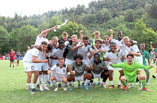 Einmal ist immer das erste Mal: Die Spieler von Borussia Mönchengladbach freuen sich über den Sieg beim Oberndorfer U19-Turnier. Foto: Schroeder