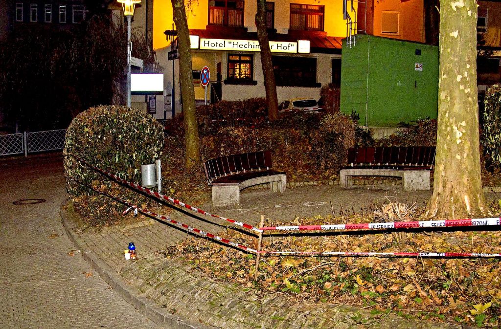 Kreidestriche auf dem Pflaster markieren den Tatort in einer  kleinen Grünanlage in Hechingen.