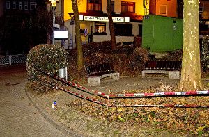 Kreidestriche auf dem Pflaster markieren den Tatort in einer  kleinen Grünanlage in Hechingen. Foto: www.7aktuell.de | Timo Sturhmann