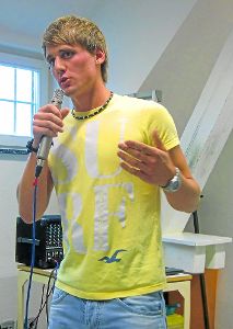 David Rominger, der Theologie studiert, nimmt mit seinem Rap die jungen Gefangen für sich ein.   Foto: Zühlsdorff Foto: Schwarzwälder-Bote