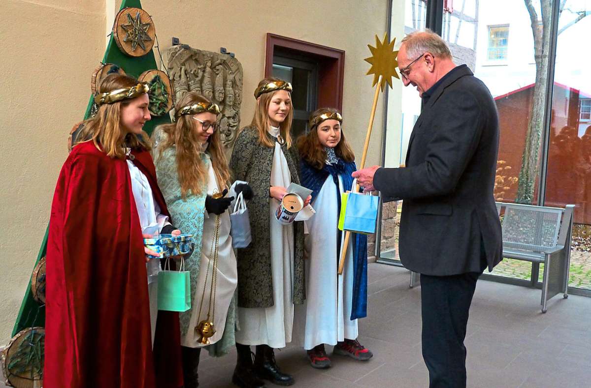 Oberbürgermeister Jürgen Großmann empfing eine Abordnung der Sternsinger im Nagolder Rathaus. Foto: Schölzel