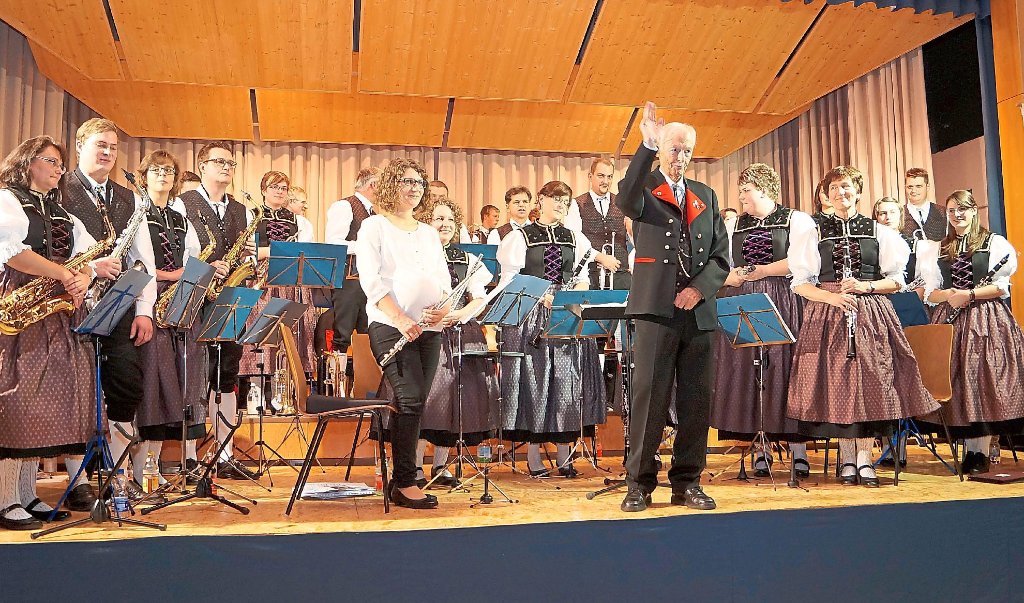 Ehrendirigent Wolfgang Kunzelmann sagte dem Musikverein Unterkirnach mit seinem 14. Jahreskonzert Adieu. Foto: Schlenker