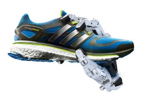 Roboterhand greift Schuh: Die Sportartikelfertigung bei Adidas soll flexibler und schneller werden Foto: Adidas