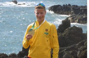 Der Villinger Lukas Ehrle präsentiert seine EM-Goldmedaille auf der Kanareninsel La Palma. Foto: Meike Billig, DLV