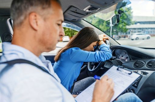 Viel Stress bedeutet eine Führerscheinprüfung für die Jugendlichen – das war schon immer so. Und doch rasseln  jetzt auffallend viele Fahrschüler durch. Foto: © Dragana Gordic – stock.adobe.com