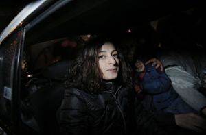 Die Neu-Ulmer Journalistin Mesale Tolu und ihr kleiner Sohn verlassen in einem Auto das Istanbuler Untersuchungsgefängnis, in dem sie seit April inhaftiert waren. Foto:  
