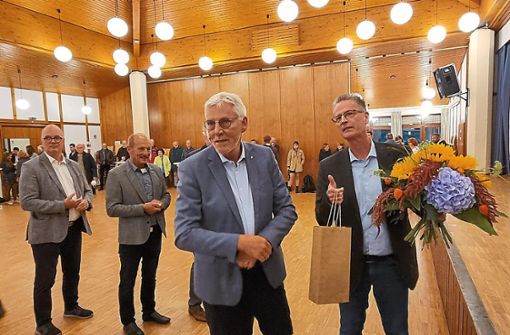 Auch Landrat Helmut Riegger hatte für Wahlsieger Christoph Schaack ein Präsent mitgebracht. Foto: Kugel