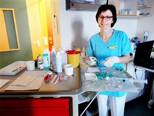Wenn uns unsere Patienten nach einer erfolgreichen Therapie besuchen, ist das immer sehr schön: Kinderkrankenschwester Petra Sauter auf Station Foto: Hauser Foto: Schwarzwälder-Bote