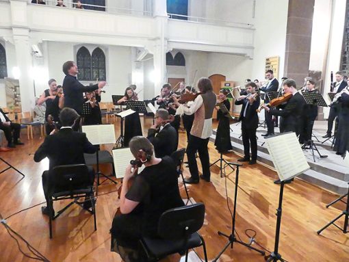 Ein imposantes Bild bietet das Schwarzwald Kammerorchester, das mit Ausnahme der Cellisten stehend musiziert.  Foto: Kouba