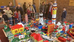 Bunt, bunter: Beim Lego-Tag in Bad Dürrheim leuchten die Augen, das evangelische Gemeindezentrum ist bestens besucht. Foto: Hahnel